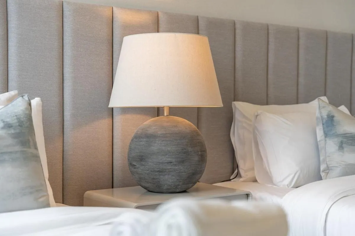 Luxurious 3-Bedroom Apartment In Downtown Near Burj Khalifa In Dubai Mall
