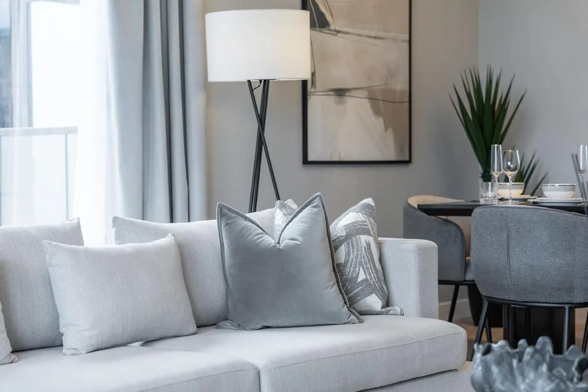 Luxurious 3-Bedroom Apartment In Downtown Near Burj Khalifa In Dubai Mall