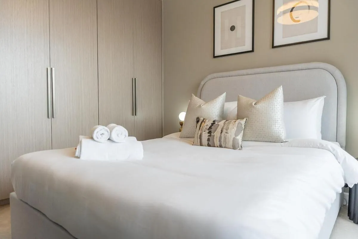 Luxurious 3-Bedroom Apartment In Downtown Near Burj Khalifa In Dubai Mall