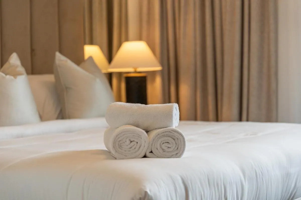 Luxurious 3-Bedroom Apartment In Downtown Near Burj Khalifa In Dubai Mall
