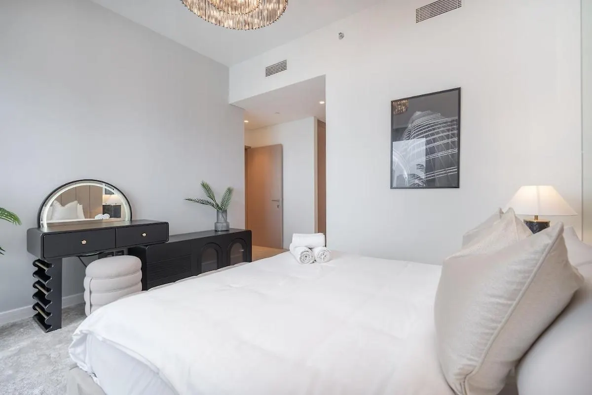 Luxurious 3-Bedroom Apartment In Downtown Near Burj Khalifa In Dubai Mall