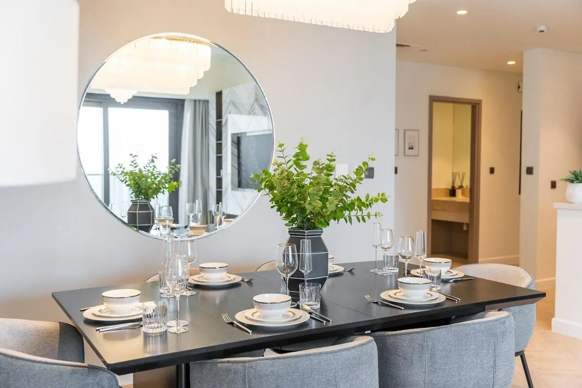 Luxurious 3-Bedroom Apartment In Downtown Near Burj Khalifa In Dubai Mall