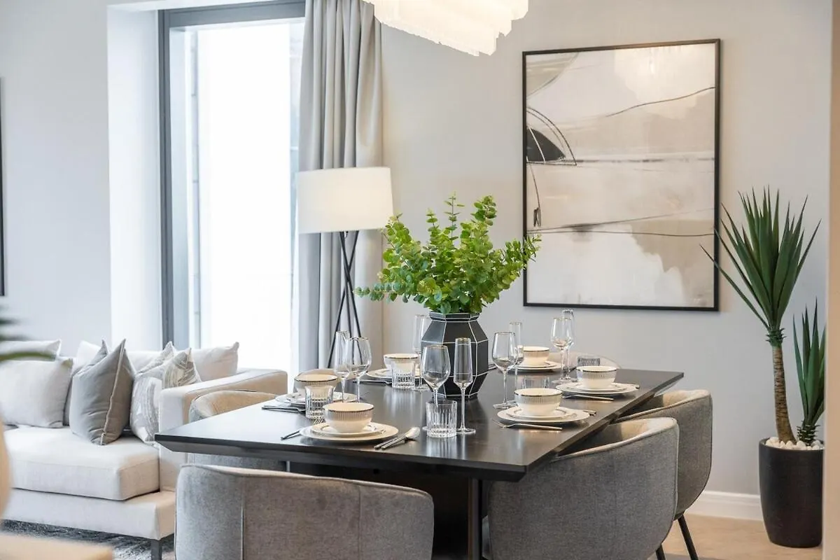 Luxurious 3-Bedroom Apartment In Downtown Near Burj Khalifa In Dubai Mall